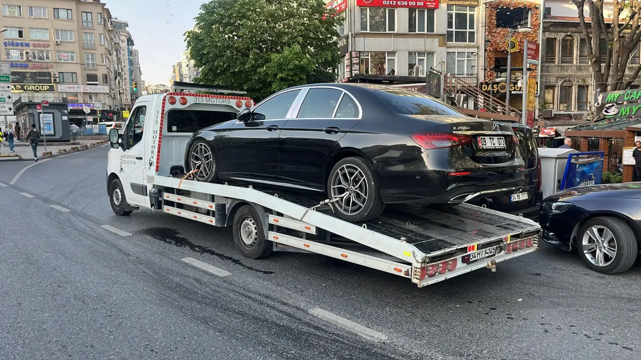 Beyoğlu’nda oto çekici hizmeti sunan ekip